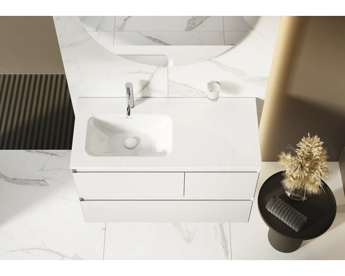 Kúpeľňa s umývadlovou skrinkou, batériou a zrkadlom