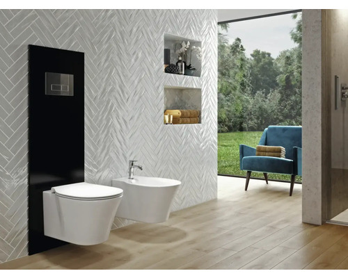 Moderná kúpeľňa so závesným WC, bidetom, čiernymi prvkami a výhľadom do zelene