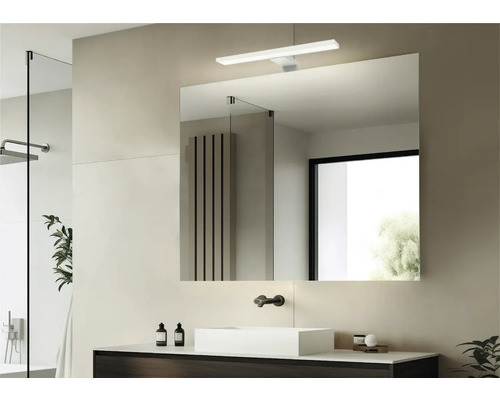 Moderná kúpeľňa so zrkadlom, umývadlom a osvetlením