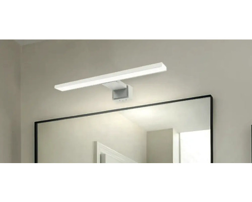 Kúpeľňa so zrkadlovou skrinkou a LED svietidlom