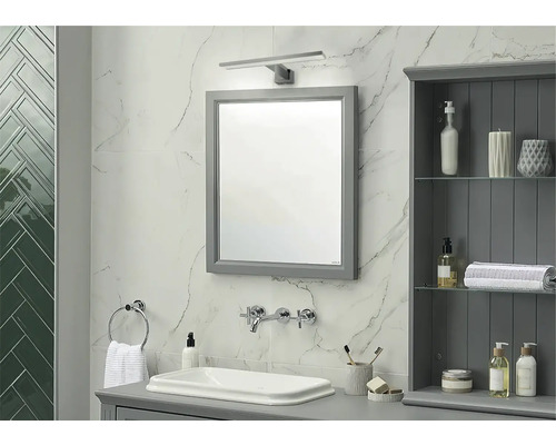 Kúpeľňa so zrkadlom, umývadlom, batériou a kúpeľňovou skrinkou