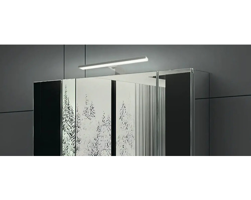 Zrkadlová skrinka s osvetlením a motívom stromu do kúpeľne