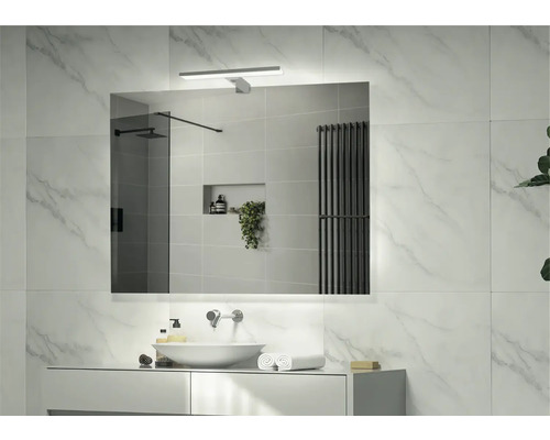 Kúpeľňová scéna s umývadlom, zrkadlom a osvetlením