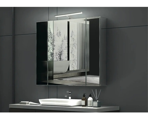 Moderná kúpeľňa so zrkadlovou skrinkou, umývadlom a batériou