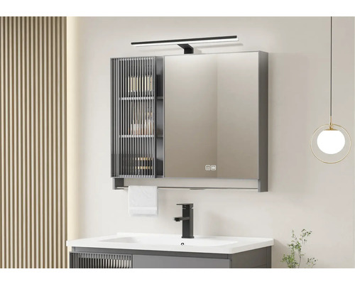 Kúpeľňová scéna so zrkadlovou skrinkou, umývadlom, batériou a osvetlením