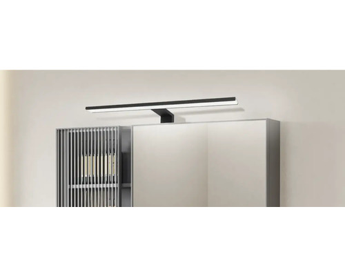 Kúpeľňa so zrkadlovou skrinkou a LED svetlom