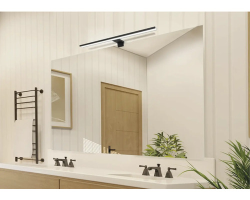 Svetlá kúpeľňa so zrkadlom, umývadlom, vodovodnými batériami, sušiakom na uteráky a osvetlením