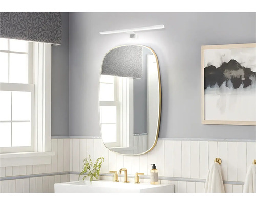 Svetlá kúpeľňa so zrkadlom, umývadlom a batériami