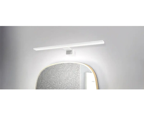 Kúpeľňa so zrkadlom a nástenným svietidlom