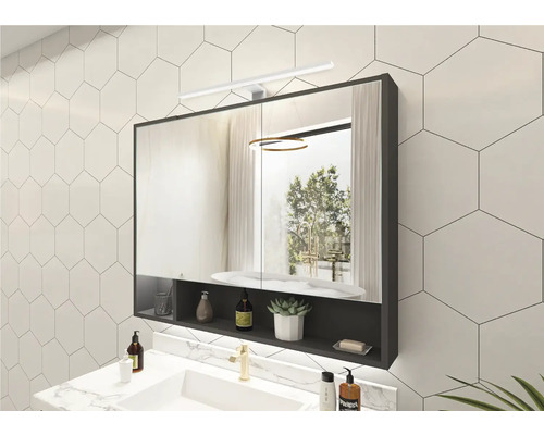 Kúpeľňa so zrkadlovou skrinkou, umývadlom na dosku a osvetlením