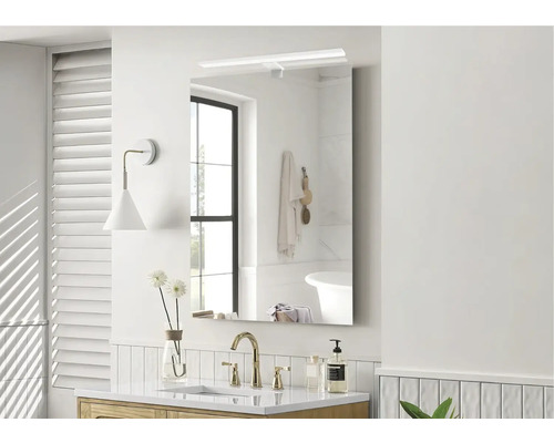 Kúpeľňa so zrkadlovou skrinkou, umývadlom, batériou a dekoráciami