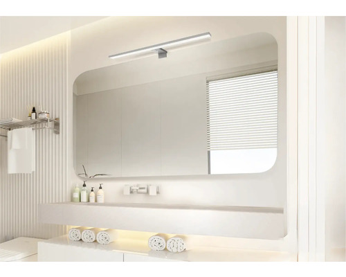 Svetlá kúpeľňa so zrkadlom, umývadlom a uterákmi