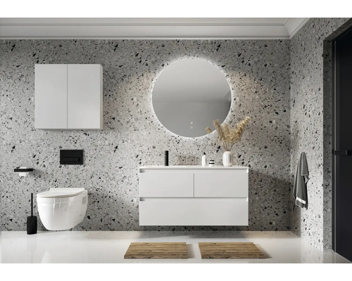 Moderná kúpeľňa s umývadlom, zrkadlovou skrinkou, okrúhlym zrkadlom s osvetlením a závesným WC