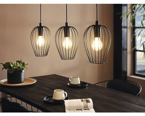 Závesná lampa s tromi svetlami v klietkovom dizajne nad jedálenským stolom