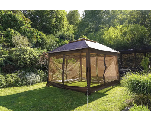 Záhradná scéna s altánkom na trávniku.