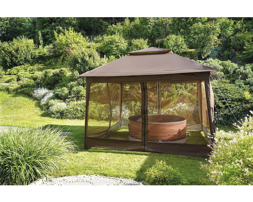 Záhradná scenéria s altánkom a kúpacou kaďou