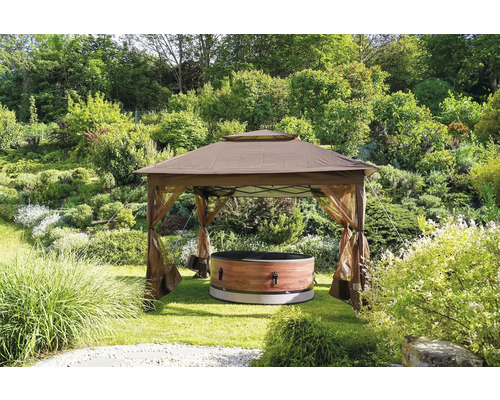 Záhradná scéna s drevenou vírivkou pod altánkom