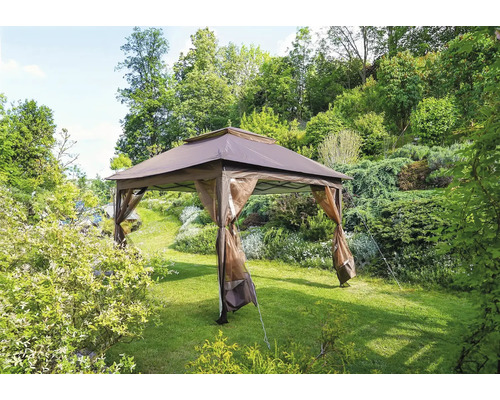 Pavilón so závesmi v záhrade