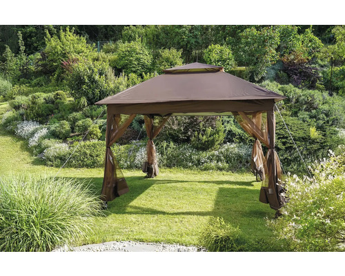 Záhradný altánok so závesmi na trávniku pred kríkmi