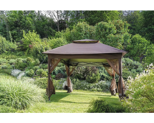 Altánok so závesmi v záhrade