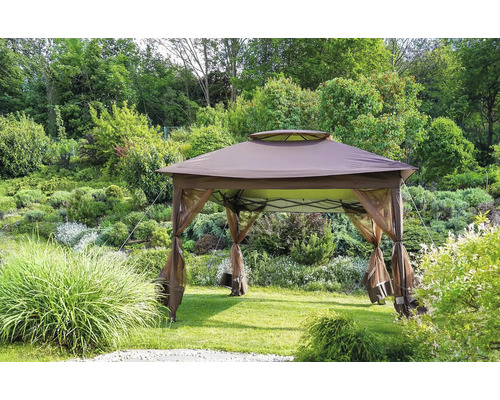 Hnedý záhradný altánok v záhrade