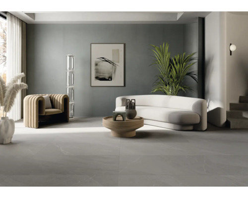 Svetlá obývacia izba s kreslom, pohovkou, stolom a dlažbou.