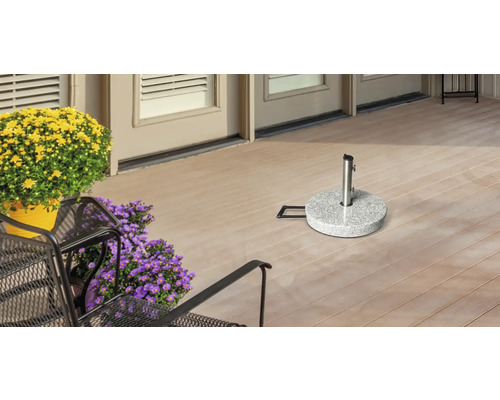 Terasa so stojanom na slnečník a záhradným nábytkom