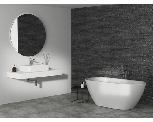 Kúpeľňa s vaňou, umývadlom a zrkadlom