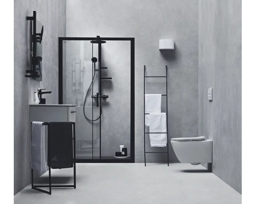 Moderná kúpeľňa so sprchou, umývadlom, držiakom na uteráky a závesným záchodom