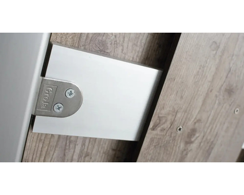 Detailný pohľad na kovania nábytku so skrutkami a logom výrobcu