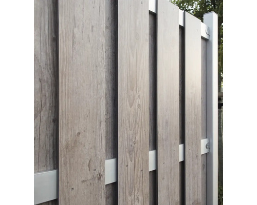 Detailný pohľad na drevený plot s kovovými prvkami