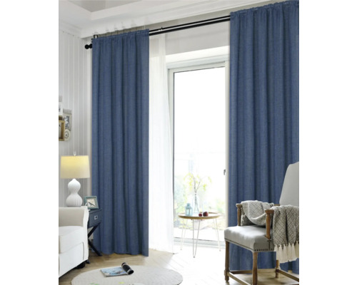 Obývacia izba s modrými závesmi na záclonovej tyči pred oknom