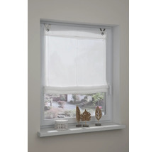 Okno s bielou skladanou roletou a dekoráciou na okennom parapete