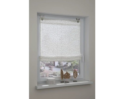 Okno s látkovými roletami na dekoráciu a zatemnenie