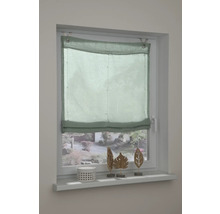 Pohľad na okno so zelenou rímskou roletou.