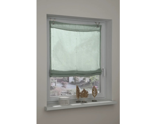 Pohľad na okno so zelenou rímskou roletou.