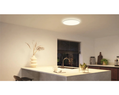 Moderná kuchyňa s okrúhlym stropným svietidlom pre jasné osvetlenie