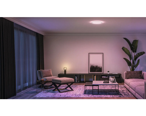 Obývacia izba s pohovkou, kreslom, konferenčným stolíkom a stropným svietidlom