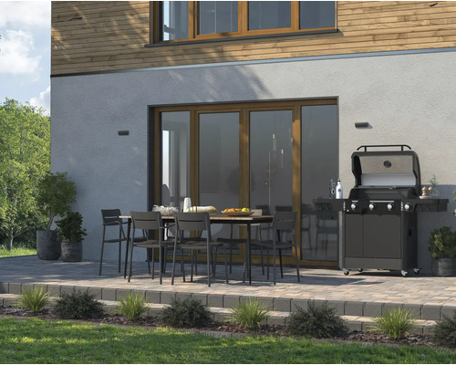 Terasa s grilom a posedením pred fasádou domu