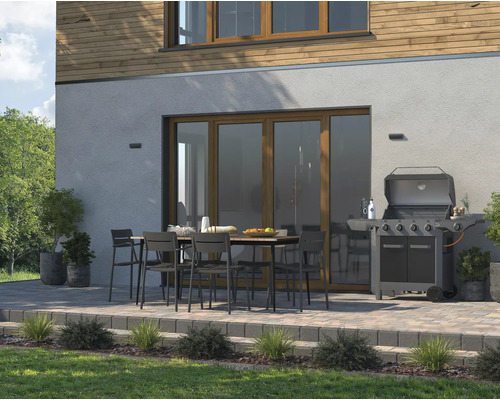 Terasa so záhradným stolom, stoličkami a plynovým grilom pri dome
