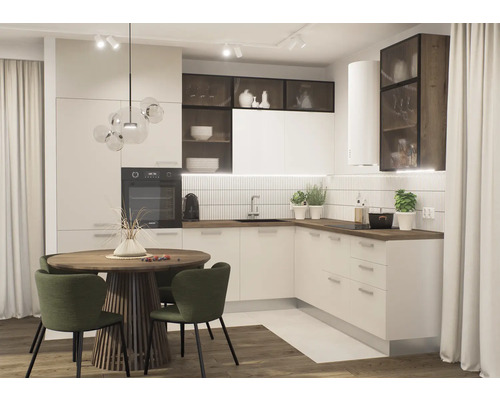 Svetlá kuchyňa s jedálenským stolom a stoličkami, vybavená vstavanými skriňami a modernými spotrebičmi.