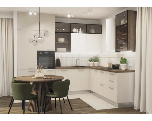 Svetlá kuchyňa s jedálenským stolom a stoličkami