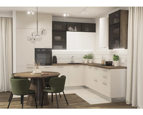 Svetlá kuchyňa s jedálenským stolom a stoličkami