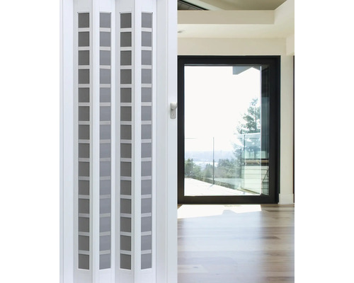 Biele skladacie dvere s priehľadnými vložkami vo svetlej miestnosti