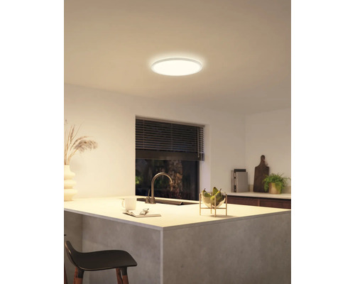 Stropné svietidlo v modernej kuchyni.