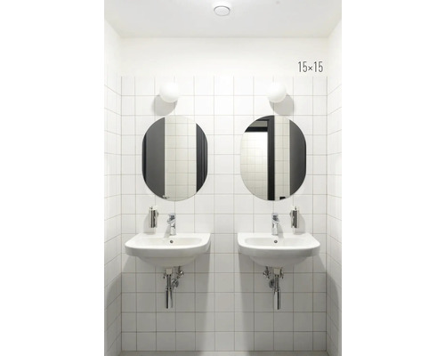 Kúpeľňa s dvoma umývadlami, okrúhlymi zrkadlami, lampami a bielymi štvorcovými obkladmi