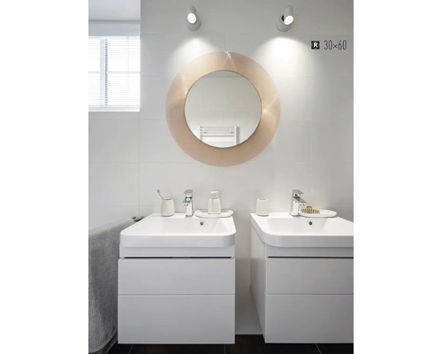 Kúpeľňa s dvoma skrinkami pod umývadlo, okrúhlym zrkadlom a osvetlením