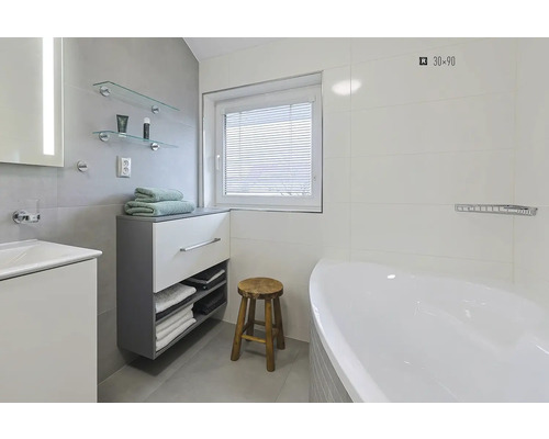 Kúpeľňa s umývadlom, zrkadlom, skrinkami, policami, oknom, žalúziami, stoličkou a vaňou.