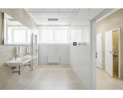 Verejná umyváreň s umývadlami, zrkadlom a obkladmi