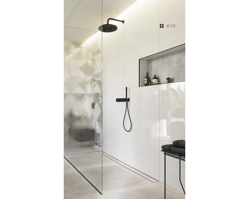 Sprchovací kút s dažďovou sprchou, sprchovacím žľabom a odkladacou plochou